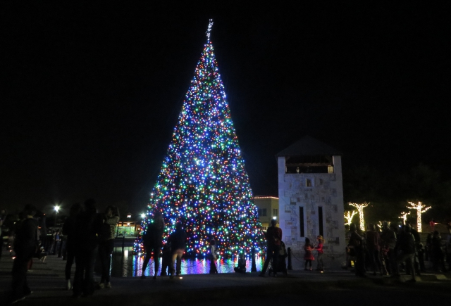 CASTLE HILLS HOLIDAY IN THE PLAZA